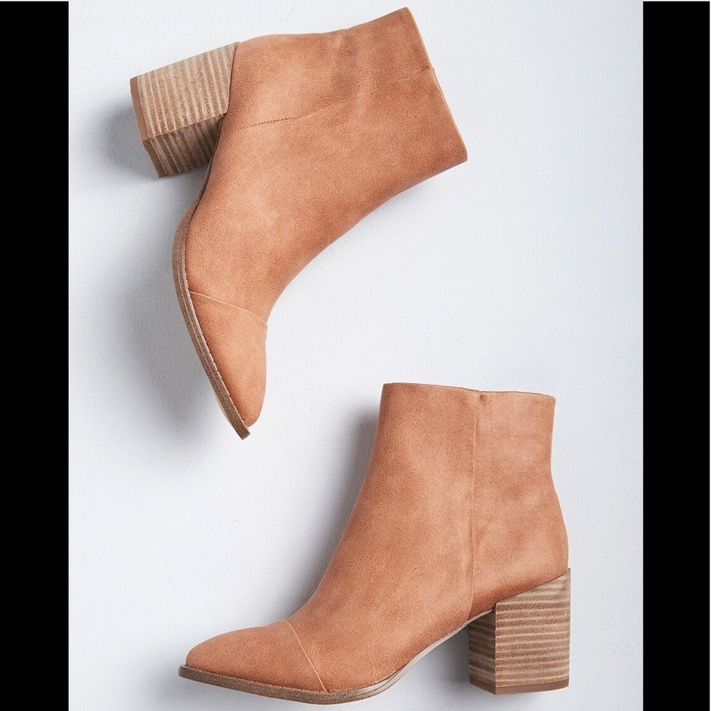REPORT TAN ANKLE BOOTS